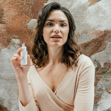 Carica l'immagine nel visualizzatore di Gallery, SIERO VISO ILLUMINANTE Per pelli dal colorito spento, sensibili e con macchie scure