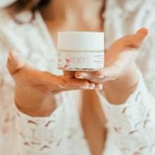 Carica l'immagine nel visualizzatore di Gallery, CREMA VISO ILLUMINANTE Per pelli disidratate, con colorito spento e macchie scure