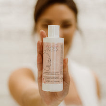 Carica l'immagine nel visualizzatore di Gallery, ACQUA MICELLARE STRUCCANTE Strucca e deterge delicatamente viso ed occhi