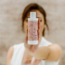 Carica l'immagine nel visualizzatore di Gallery, LATTE DETERGENTE VISO Strucca e deterge tutti i tipi di make-up; per viso, occhi e decolletè